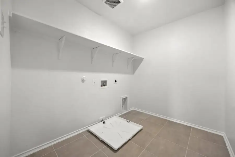 Spacious, unfurnished interior of a new home in River Bluff, Leander (Image 29).