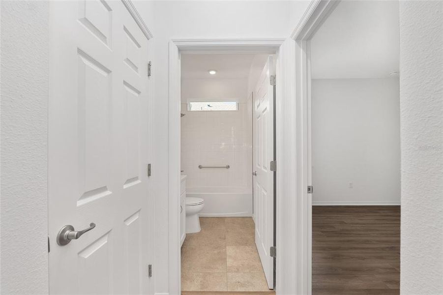 Spacious, unfurnished interior of a new home in , Ocala (Image 19).