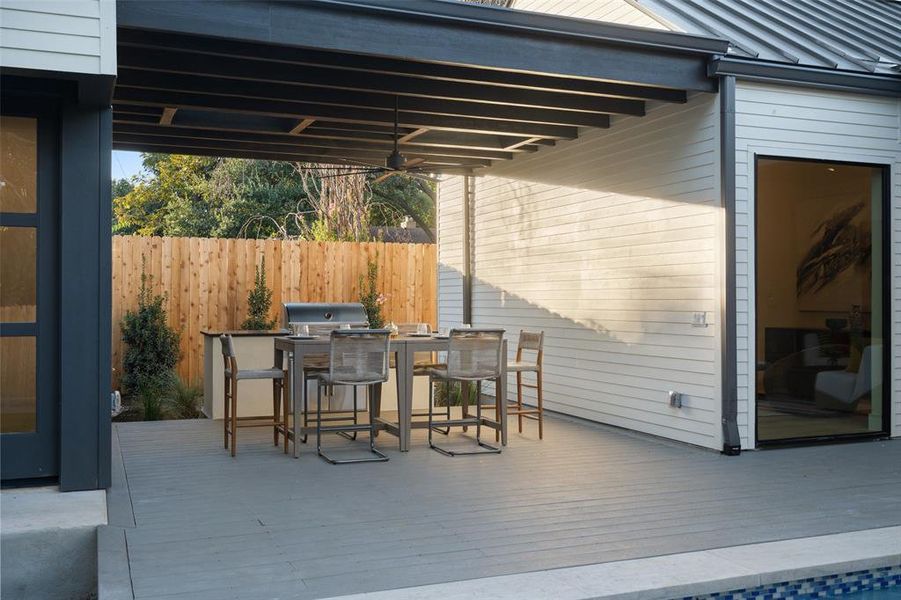 Outdoor Dining Area with Built in Grill