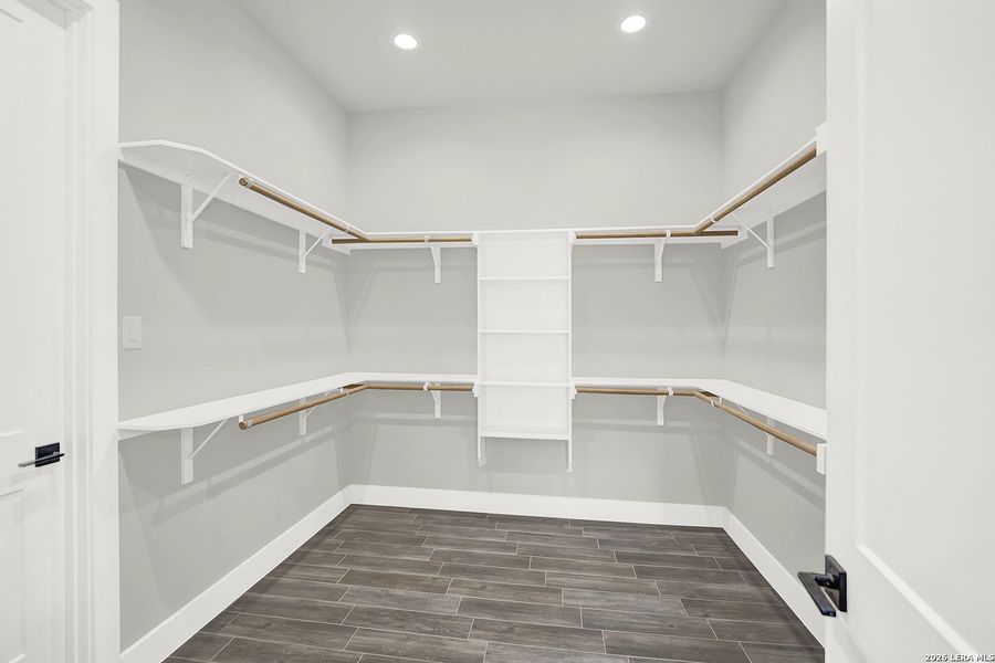 Spacious, unfurnished interior of a new home in , La Vernia (Image 34).