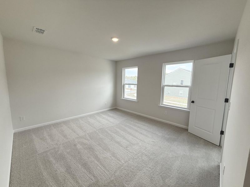 Spacious, unfurnished interior of a new home in , Summerville (Image 35).