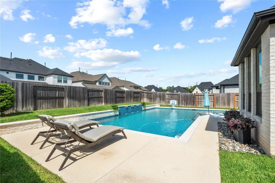 Exterior details and patio area of a home in Sienna, Missouri City (Image 25).