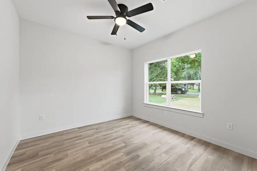 Spacious, unfurnished interior of a new home in , Conroe (Image 27).