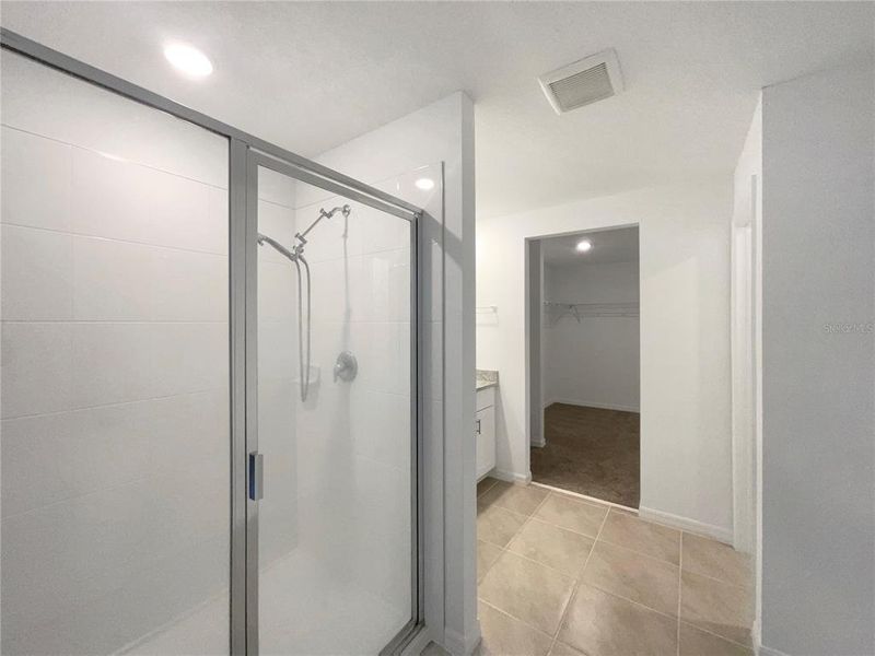 Spacious, unfurnished interior of a new home in Eden Hills, Lake Alfred (Image 17).