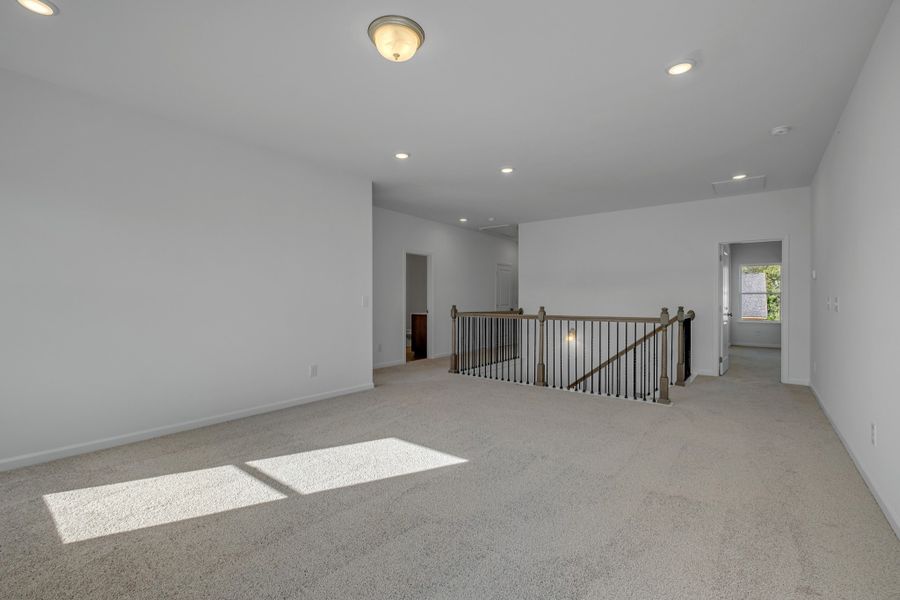Spacious, unfurnished interior of a new home in Stratford Station, Lebanon (Image 16).