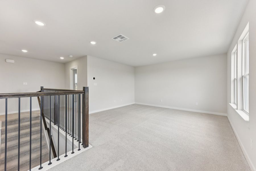 A room with a railing and a railing. A room with a railing and a railing.