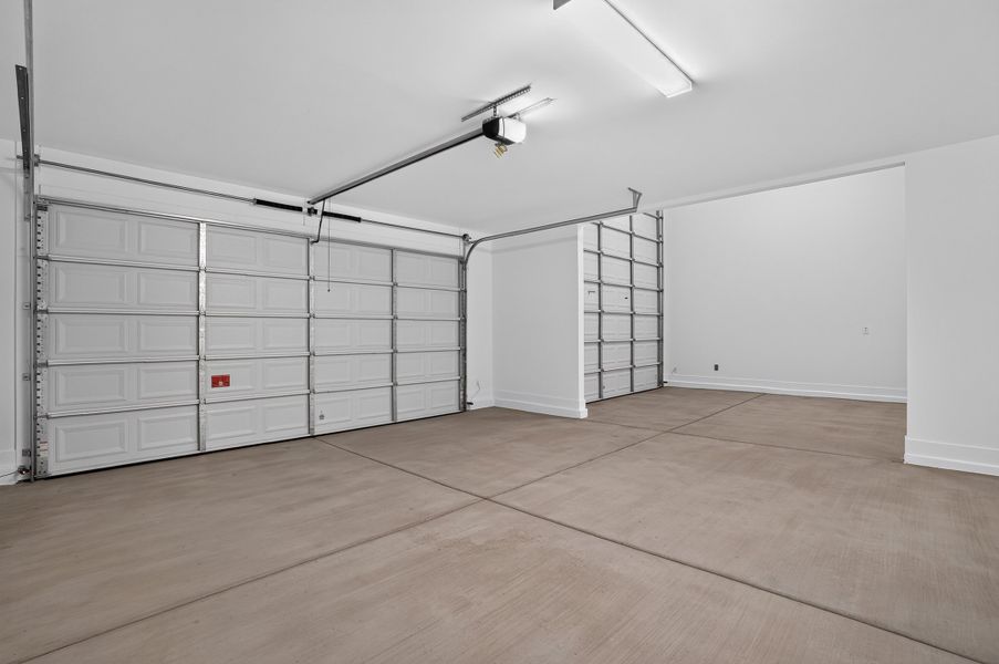 Spacious, unfurnished interior of a new home in Allen Ranches, Litchfield Park (Image 25).