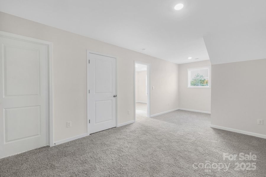 Spacious, unfurnished interior of a new home in Sylvan Creek, Denver (Image 32).