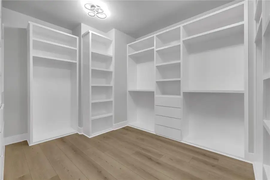 Spacious, unfurnished interior of a new home in , Oxford (Image 39).
