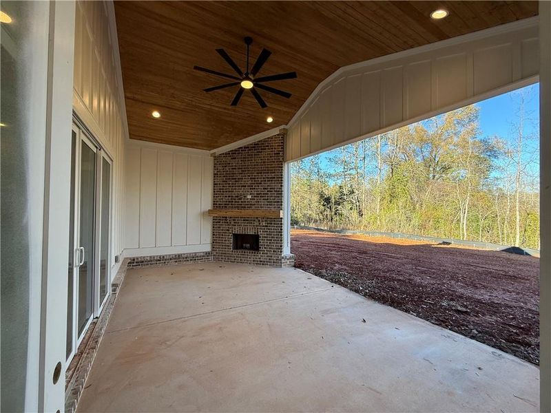 Exterior details and patio area of a home in , Athens (Image 17).