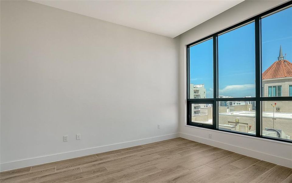 Spacious, unfurnished interior of a new home in , Sarasota (Image 18).
