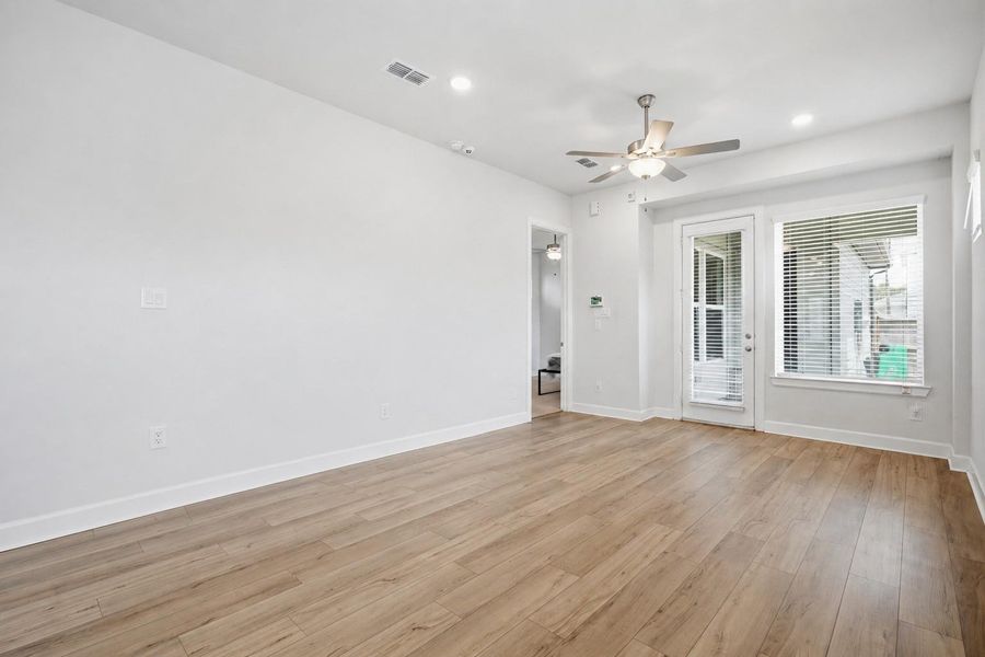 Spacious, unfurnished interior of a new home in The Groves 35', Humble (Image 26).