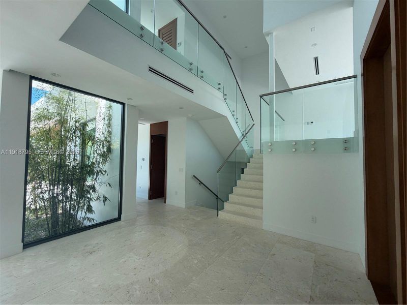Spacious, unfurnished interior of a new home in , Key Biscayne (Image 4).