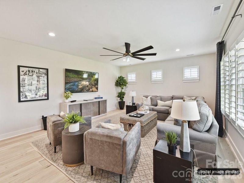 Large Upstairs Bonus Room