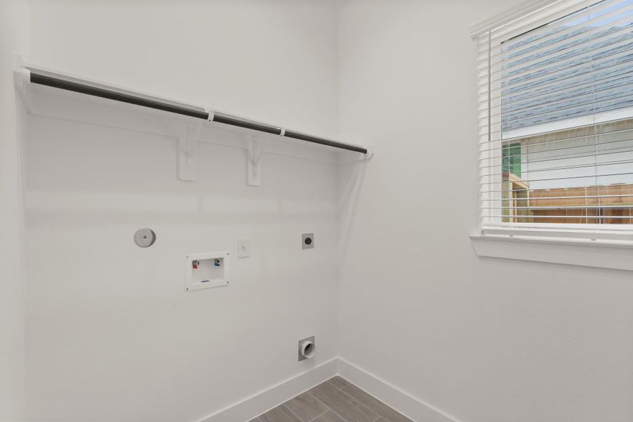 Representative unfurnished interior of a home built from the St Andrews by Chesmar Homes in Riceland Alley Loads, Mont Belvieu (Image 58).