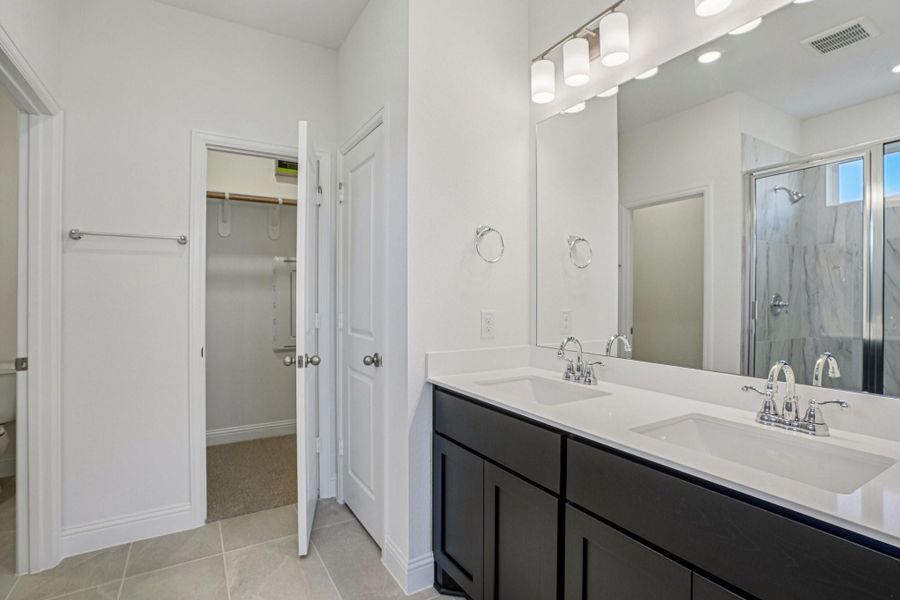 Furnished interior view inside a new home in Sienna 40', Missouri City (Image 8).