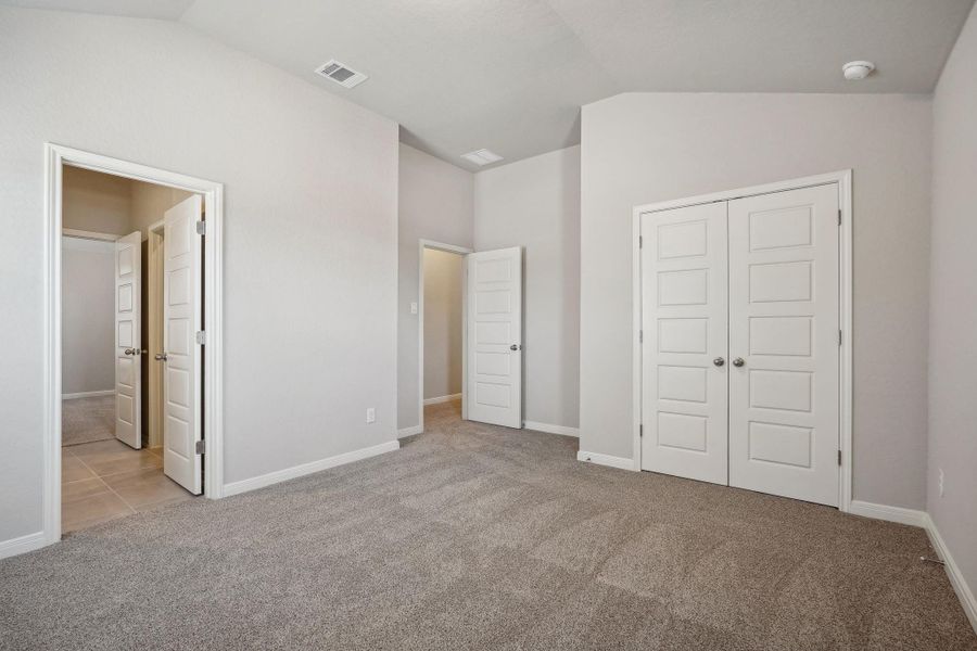Spacious, unfurnished interior of a new home in Kingdom Heights, Rosenberg (Image 31).