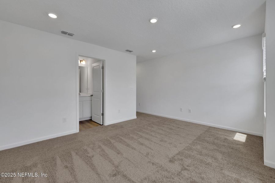 Spacious, unfurnished interior of a new home in Kasen Oaks, Jacksonville (Image 16).