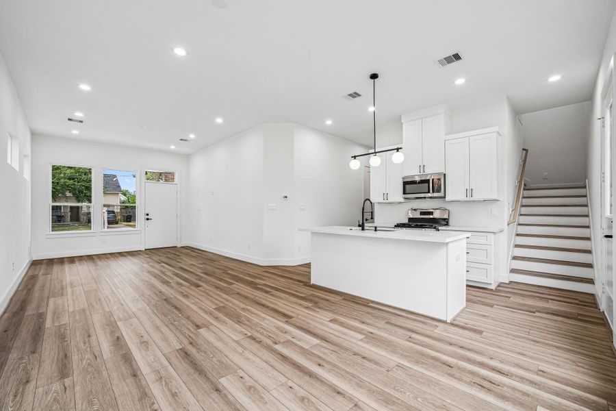 Spacious, unfurnished interior of a new home in , Houston (Image 22).
