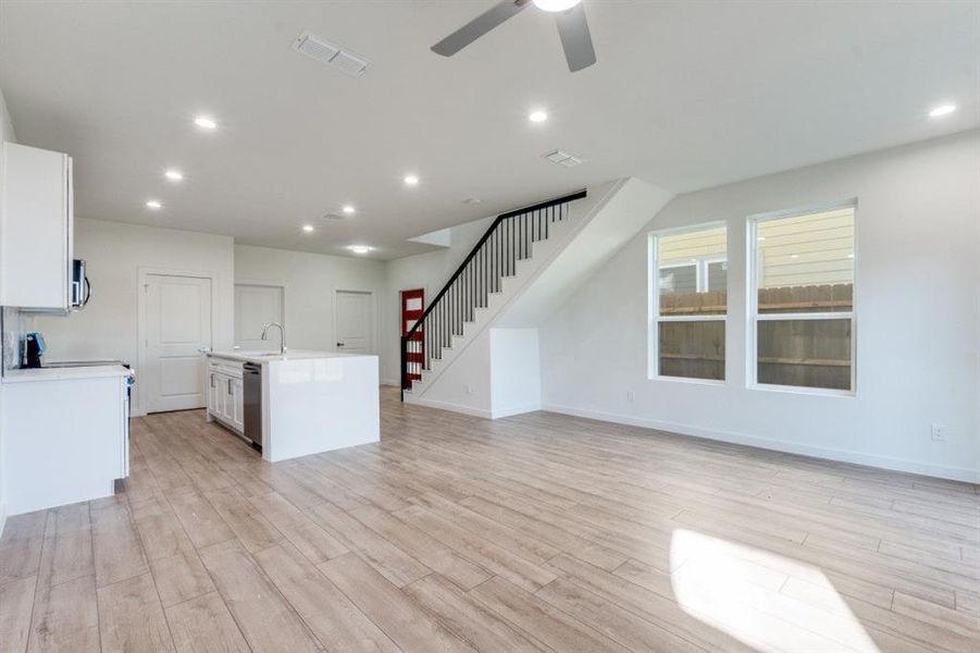 Spacious, unfurnished interior of a new home in , Dallas (Image 7).
