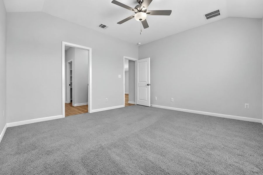 Spacious, unfurnished interior of a new home in Sunfield, Buda (Image 16).