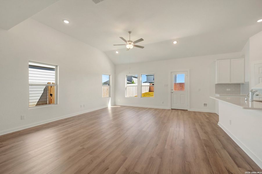 Spacious, unfurnished interior of a new home in Cinco Lakes, San Antonio (Image 32).