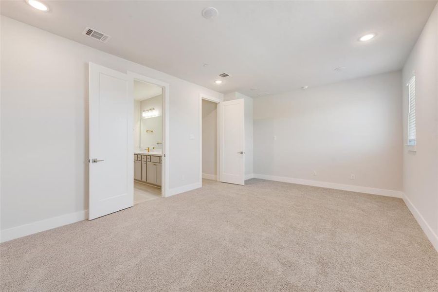 Spacious, unfurnished interior of a new home in Collin Creek, Plano (Image 22).