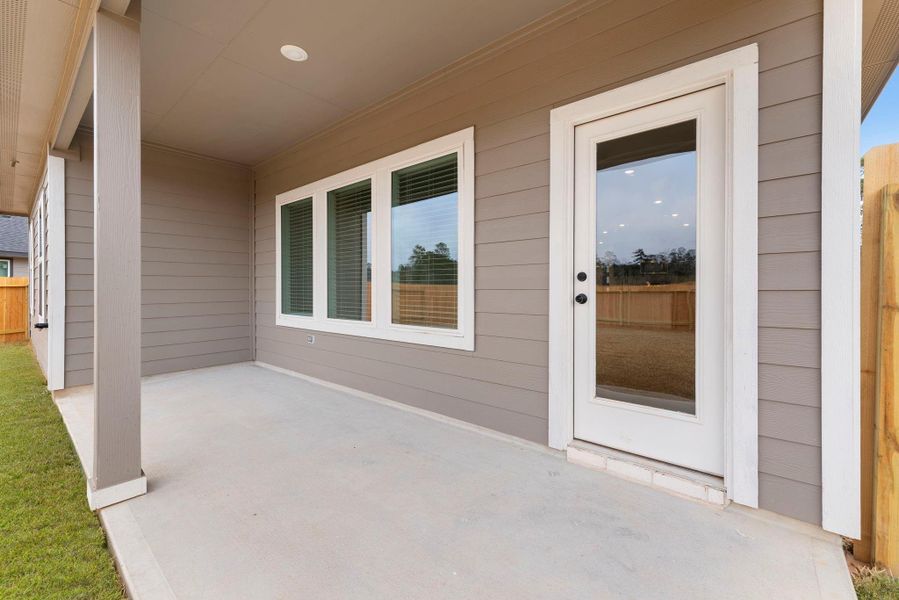 Exterior details and patio area of a home in Chapel Lakes, Montgomery (Image 27).