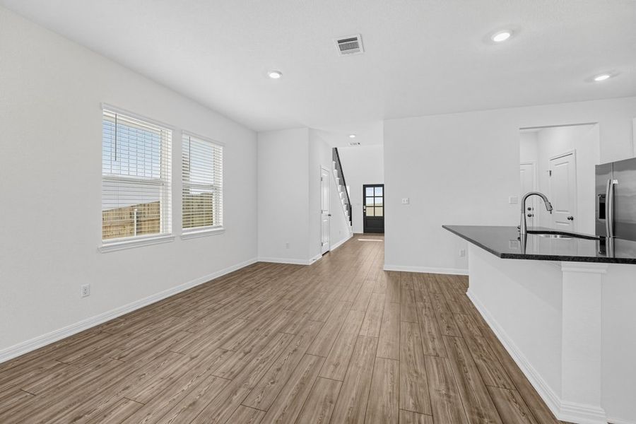 Spacious, unfurnished interior of a new home in Sunfield, Buda (Image 21).