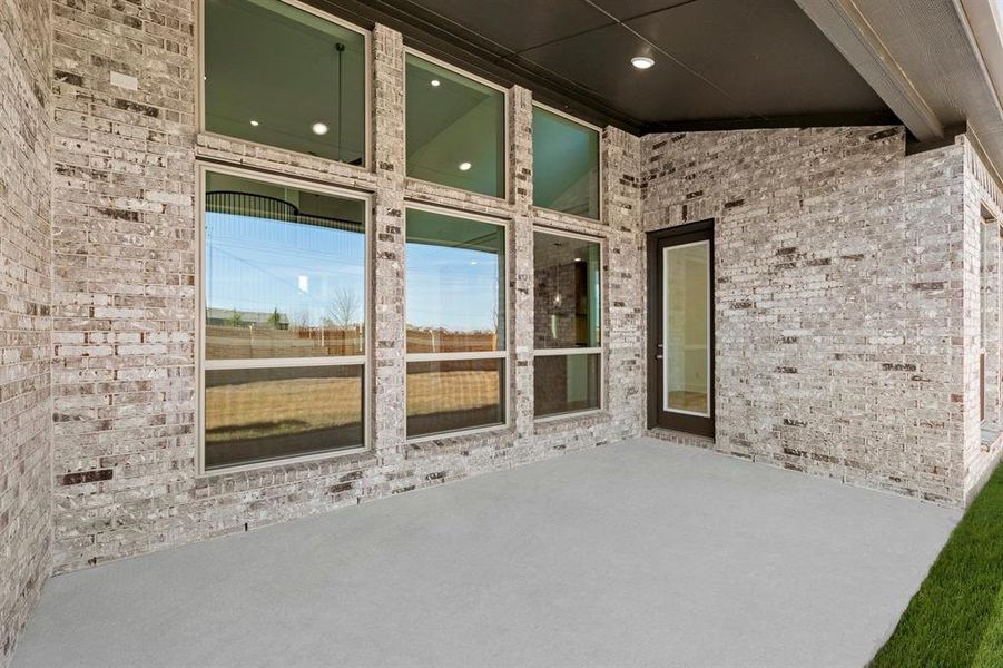 Exterior details and patio area of a home in Collinsbrook Farm, Frisco (Image 4).