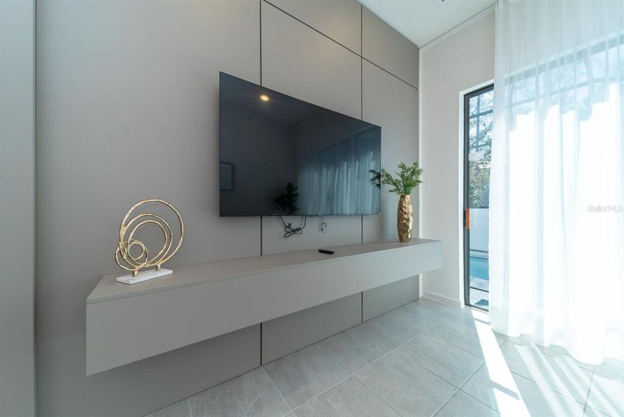 Furnished interior view inside a new home in , Orlando (Image 31).