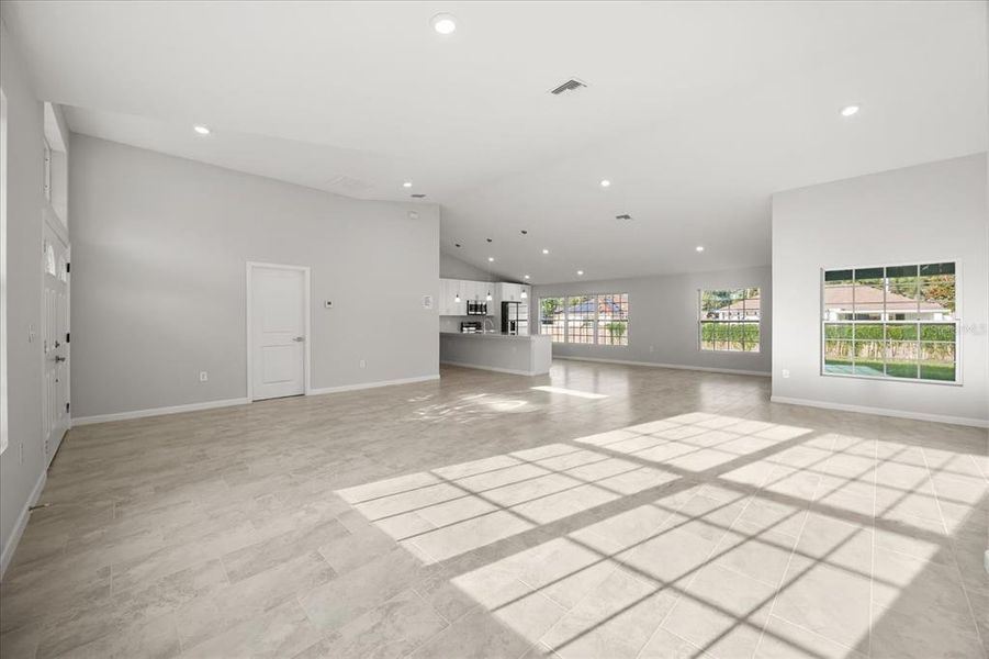 Spacious, unfurnished interior of a new home in , Deland (Image 26).