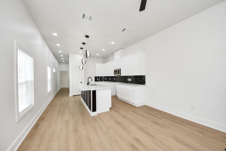 Spacious, unfurnished interior of a new home in , Houston (Image 46).