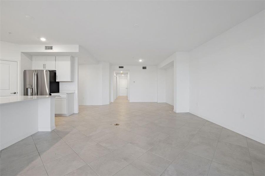 Spacious, unfurnished interior of a new home in Calusa Country Club, Lakewood Ranch (Image 9).