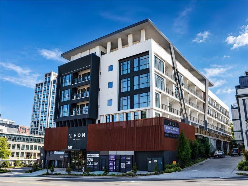 Condo located in Atlanta, GA showcasing its design and architecture (Image 4).