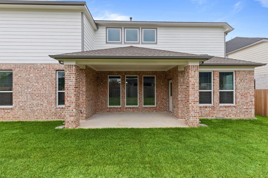 Exterior details and patio area of a home in Barton Creek Ranch, Conroe (Image 3).