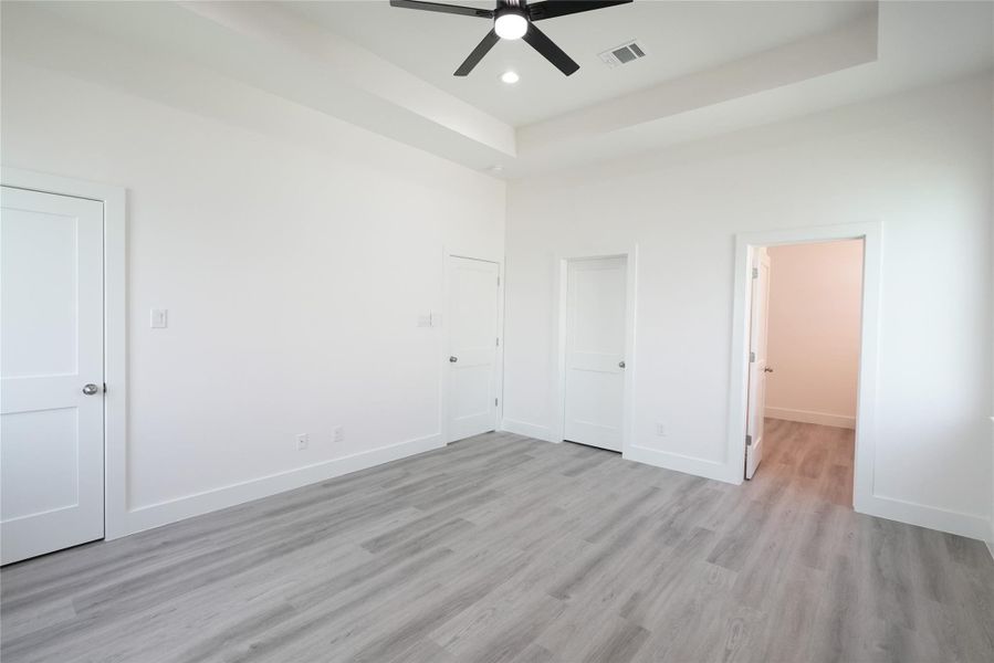Spacious, unfurnished interior of a new home in , Galveston (Image 14).