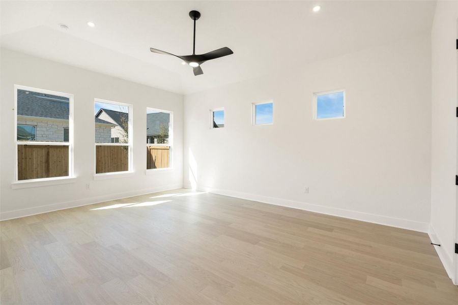 Spacious, unfurnished interior of a new home in Persimmon, Buda (Image 14).