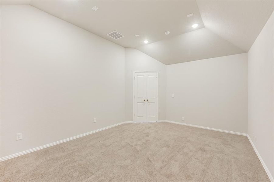 Spacious, unfurnished interior of a new home in Hayes Crossing, Midlothian (Image 31).