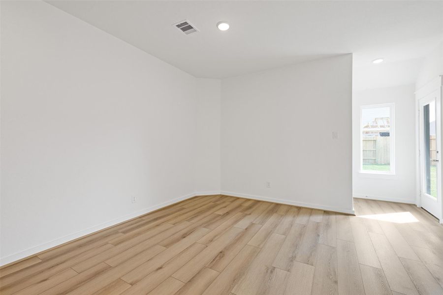 Spacious, unfurnished interior of a new home in Sunterra, Katy (Image 31). Spacious, unfurnished interior of a new home in Sunterra, Katy (Image 31).