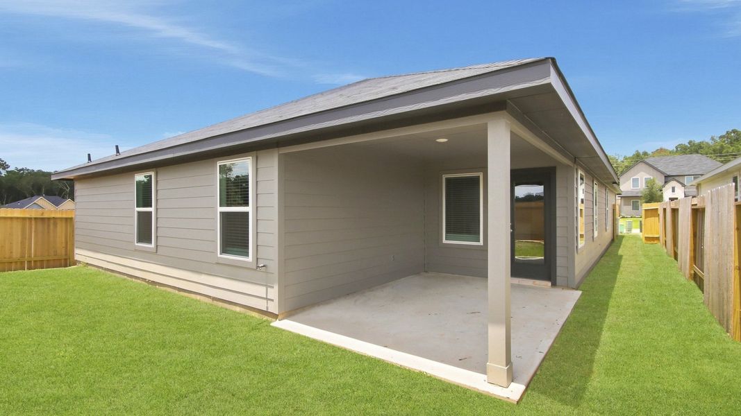 Exterior details and patio area of a home in Silverthorne, Conroe (Image 4).