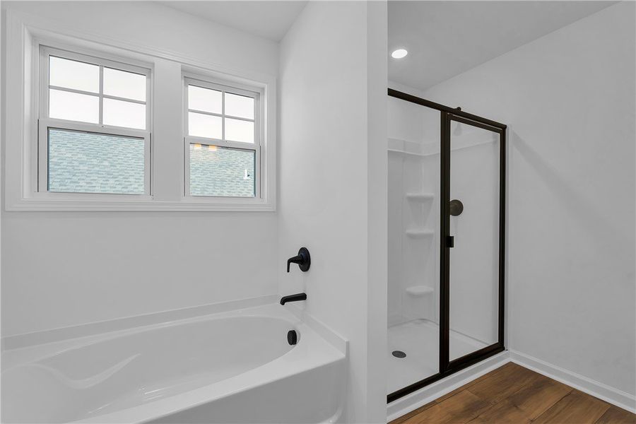 Bright and inviting bathroom featuring a modern tu