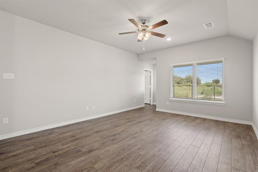 Spacious, unfurnished interior of a new home in Deer Creek, Fort Worth (Image 12).