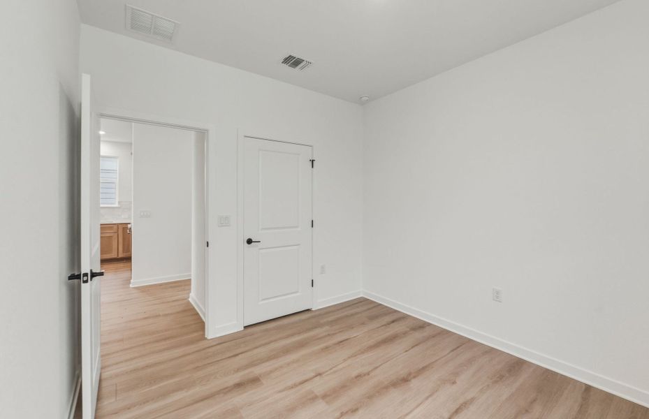 Spacious, unfurnished interior of a new home in Sun City Texas, Georgetown (Image 27).
