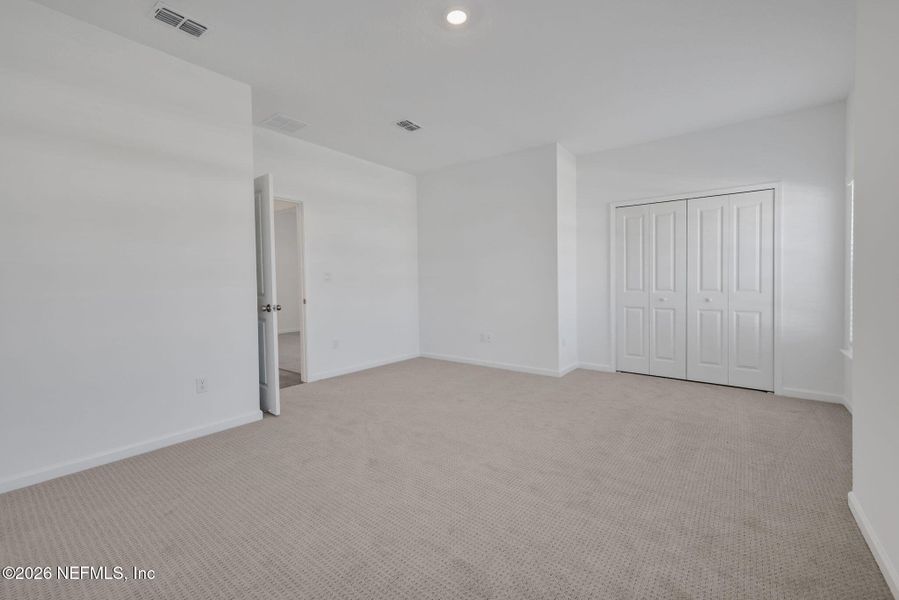 Spacious, unfurnished interior of a new home in Jennings Farm, Middleburg (Image 32).