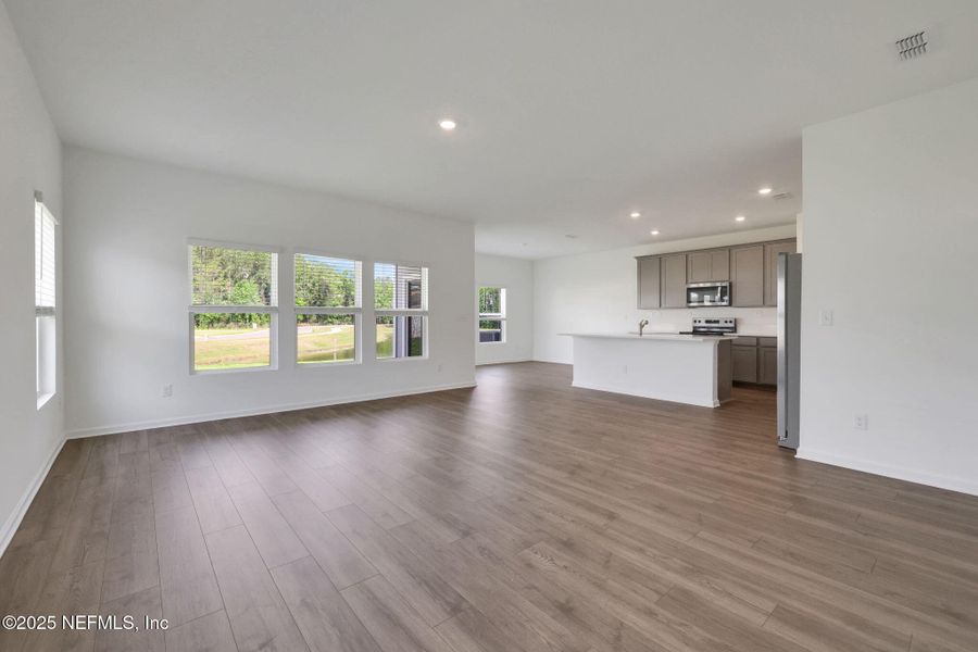 Spacious, unfurnished interior of a new home in Amberly, Green Cove Springs (Image 13).