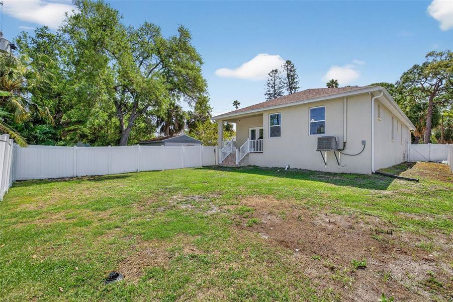 Exterior details and patio area of a home in , St. Petersburg (Image 27).