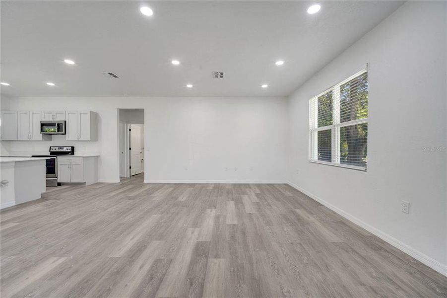 Spacious, unfurnished interior of a new home in , Palatka (Image 13).