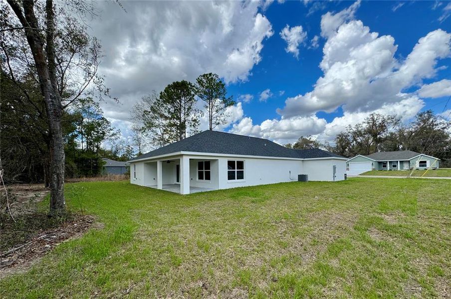 Exterior details and patio area of a home in , Dunnellon (Image 21).