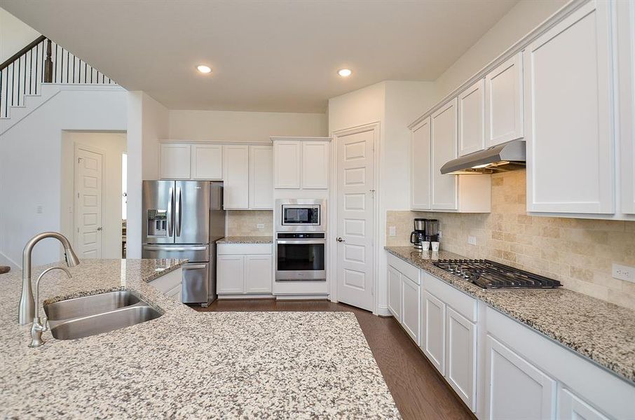 Corner pantry, Gas cooktop, undermount sink.